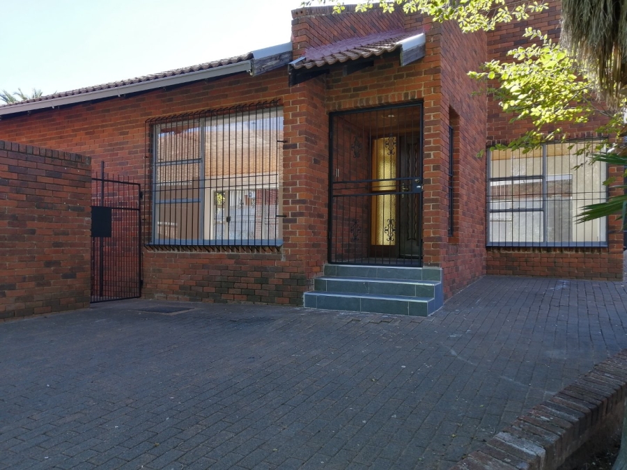 To Let 4 Bedroom Property for Rent in Heuwelsig Free State